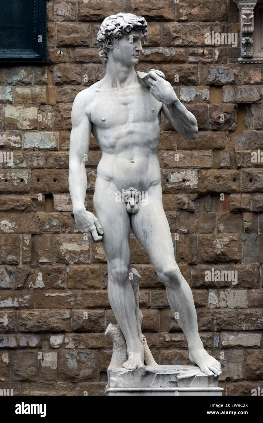 Das Bild zeigt eine moderne Nachbildung von Michelangelos ikonischer Marmorskulptur Davids. Diese 2013 entstandene Nachbildung bewahrt die genauen Details des ursprünglichen Meisterwerks der Renaissance und zeigt den dauerhaften Einfluss der klassischen Kunst. Stockfoto