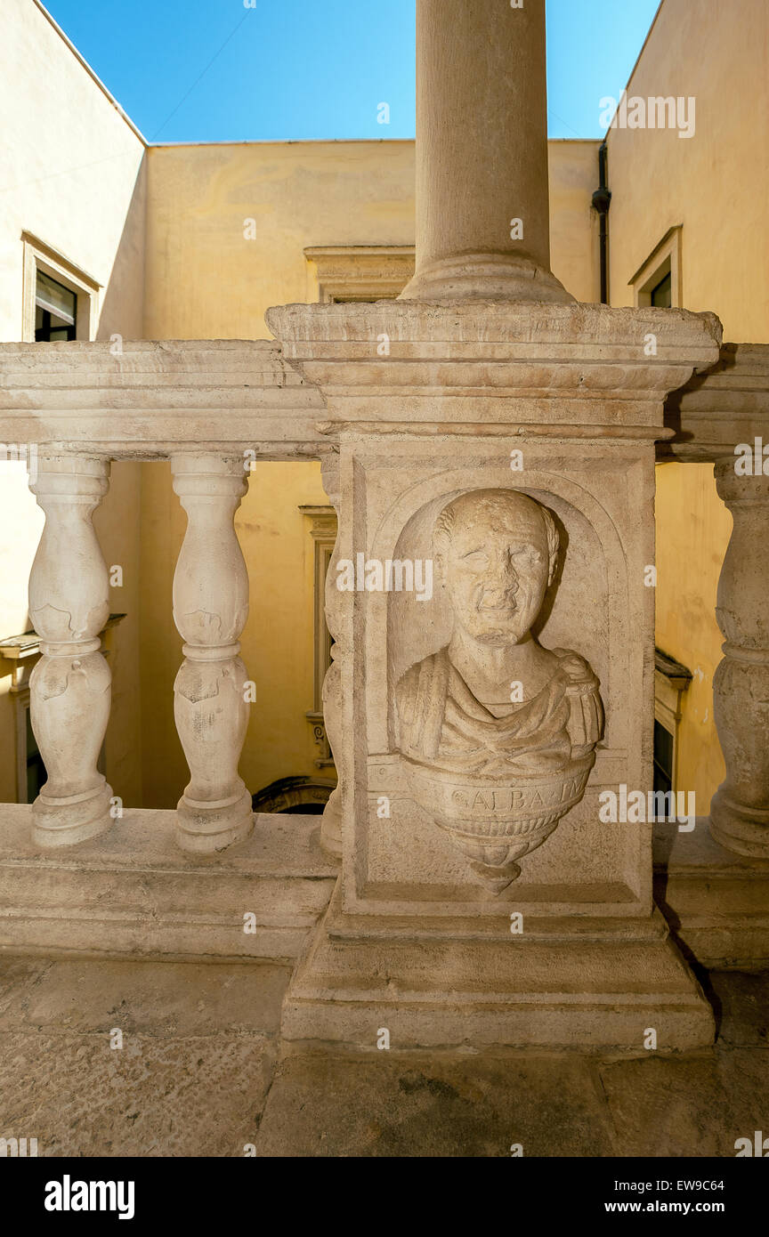 Italien Apulien Barletta La Marra Palast-Innenhof offene Galerie im 2. Stock Stockfoto