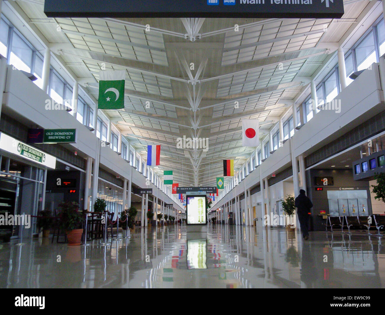 Das Bild von Concourse B am Dulles International Airport im Januar 2008 zeigt die moderne Architektur und das Design des Terminals und bietet einen Einblick in die Infrastruktur und die Passagiereinrichtungen des Flughafens. Stockfoto