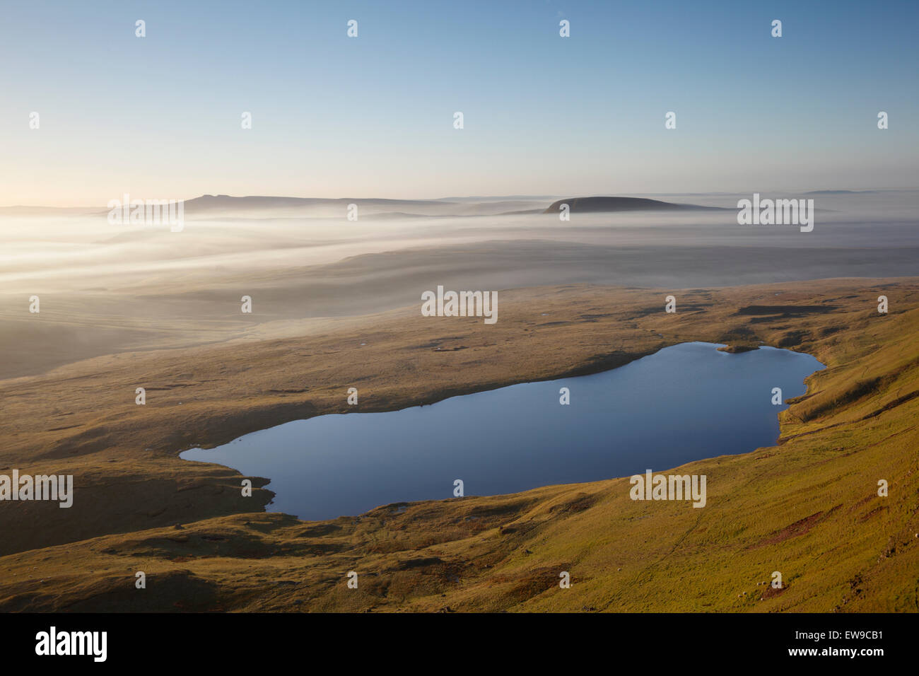 Llyn y Fan Fawr. Black Mountain. Brecon Beacons National Park. Powys. Wales. Fan-Gyhirych ist der Gipfel in der mittleren distan Stockfoto