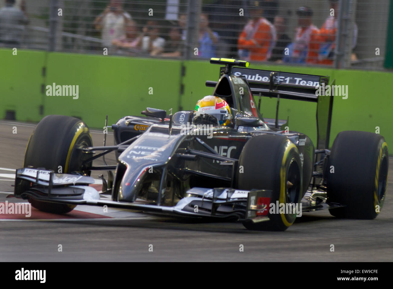 Esteban Gutierrez nahm 2014 am Großen Preis von Singapur Teil und fuhr für das sauber F1 Team. Das Rennen war Teil der Formel-1-Weltmeisterschaft, was Gutierrez’ Rolle in der wettbewerbsorientierten Welt des Motorsports unterstreicht. Stockfoto