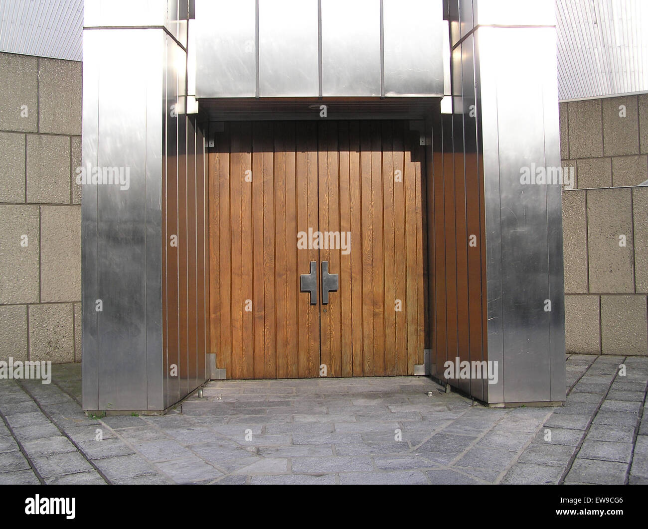 Ein Foto der Tür der Kathedrale von Tokio, entworfen von Tange Kenzou und Sekiguchi, aufgenommen am 2. Juli 2003. Das Bild zeigt das moderne architektonische Design der Tür, ein bemerkenswertes Merkmal der Kathedrale von Tokio. Stockfoto