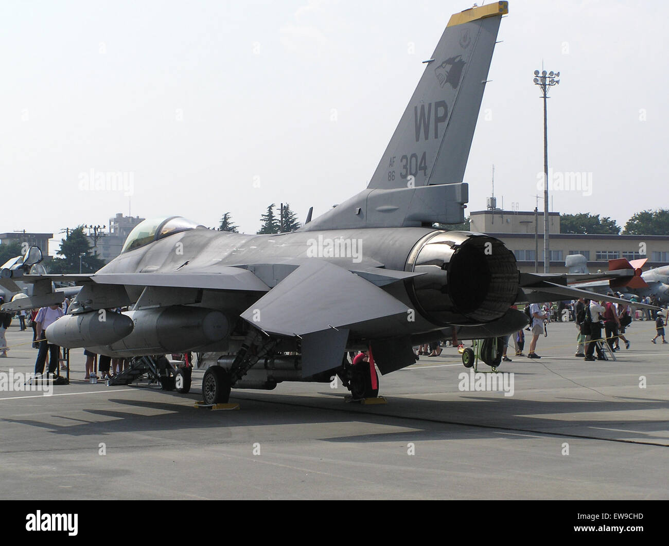 Ein F-16-Kampfflugzeug, das auf der Yokota Air Base in der Nähe von Tokio stationiert ist, ist Teil der japanischen Luftverteidigung und zeigt seine Rolle bei regionalen Sicherheitseinsätzen. Stockfoto