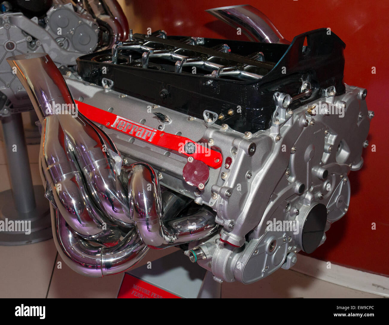 Der Ferrari 051 Motor, der im Museo Ferrari ausgestellt wird, ist ein prominentes Beispiel für Ferraris Ingenieurskunst. Dieser Motor ist bekannt für sein fortschrittliches Design und seine Leistung und ist ein wesentlicher Bestandteil des Erfolgs des Teams im Motorsport. Stockfoto
