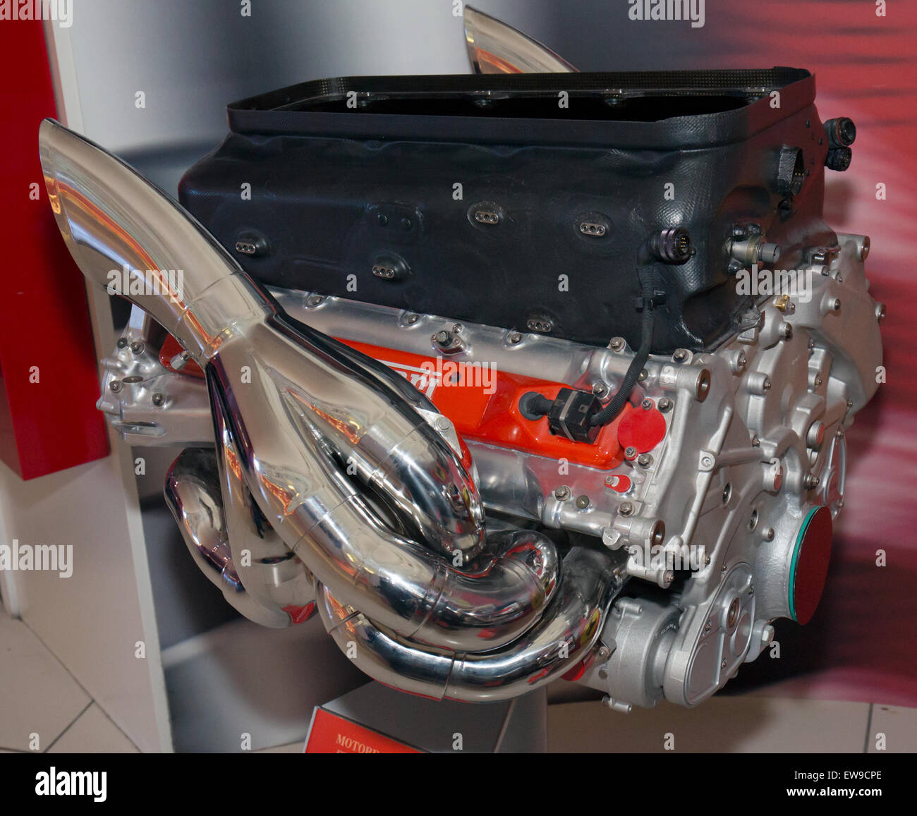 Der Ferrari 052-Motor, der im Museo Ferrari ausgestellt wird, ist ein wichtiger Bestandteil der Automobiltechnik von Ferrari. Dieses Motormodell unterstreicht die Präzisionstechnik von Ferrari und das Engagement für die Leistung in Motorsport- und Luxusautos. Stockfoto