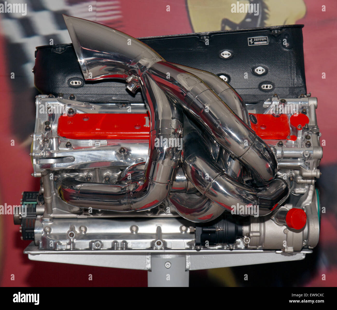 Der im Museo Ferrari ausgestellte Ferrari 053-Motor ist ein wichtiger Bestandteil des Automobilvermächtnisses der Marke und demonstriert fortschrittliche Ingenieurskunst im Motorsport und im Automobildesign. Stockfoto