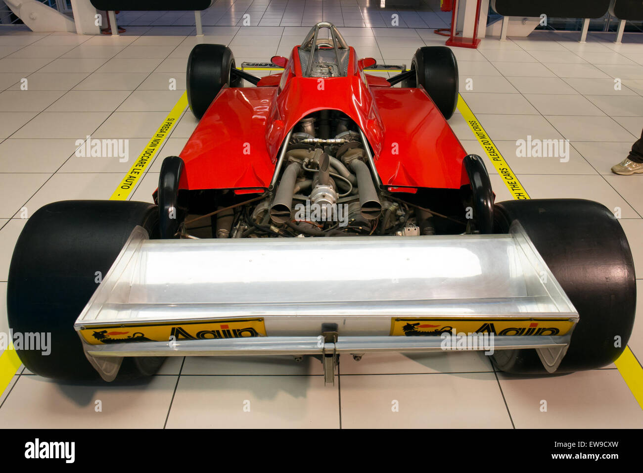 Der Ferrari 126CK, der im Museo Ferrari ausgestellt wird, zeigt eine Rückansicht des Formel-1-Autos. Dieser Wagen war Teil der Renngeschichte von Ferrari in den frühen 1980er Jahren und wurde für sein Design und seine Beiträge zur F1-Geschichte von Ferrari in Erinnerung gerufen. Stockfoto
