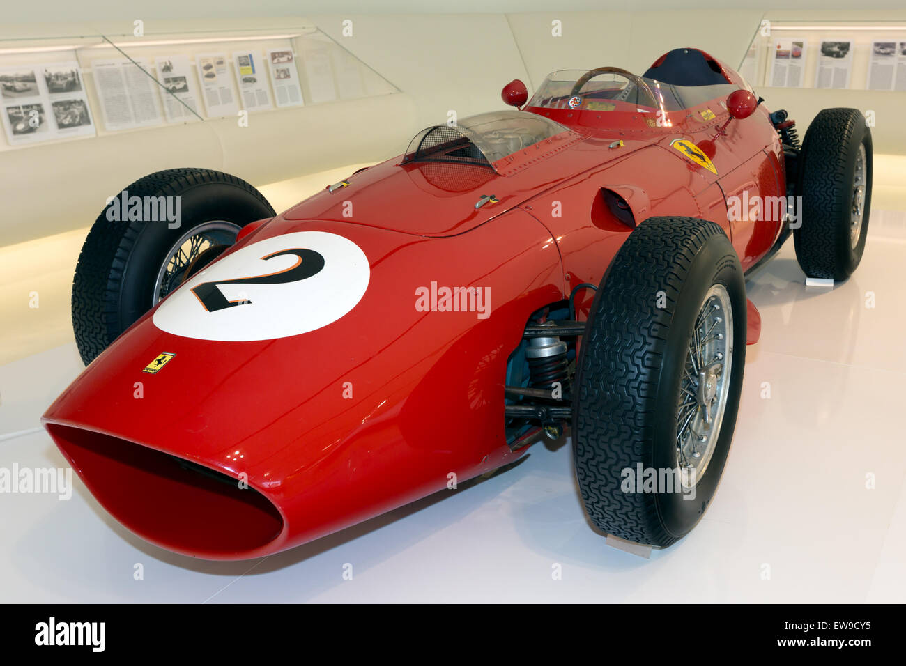 Der Ferrari 246 F1 wird im Enzo Ferrari Museum ausgestellt. Dieser historische Formel-1-Wagen, bekannt für seine Leistung und sein kultiges Design, ist ein Beweis für Ferraris exzellente Ingenieurskunst und Renntradition. Stockfoto