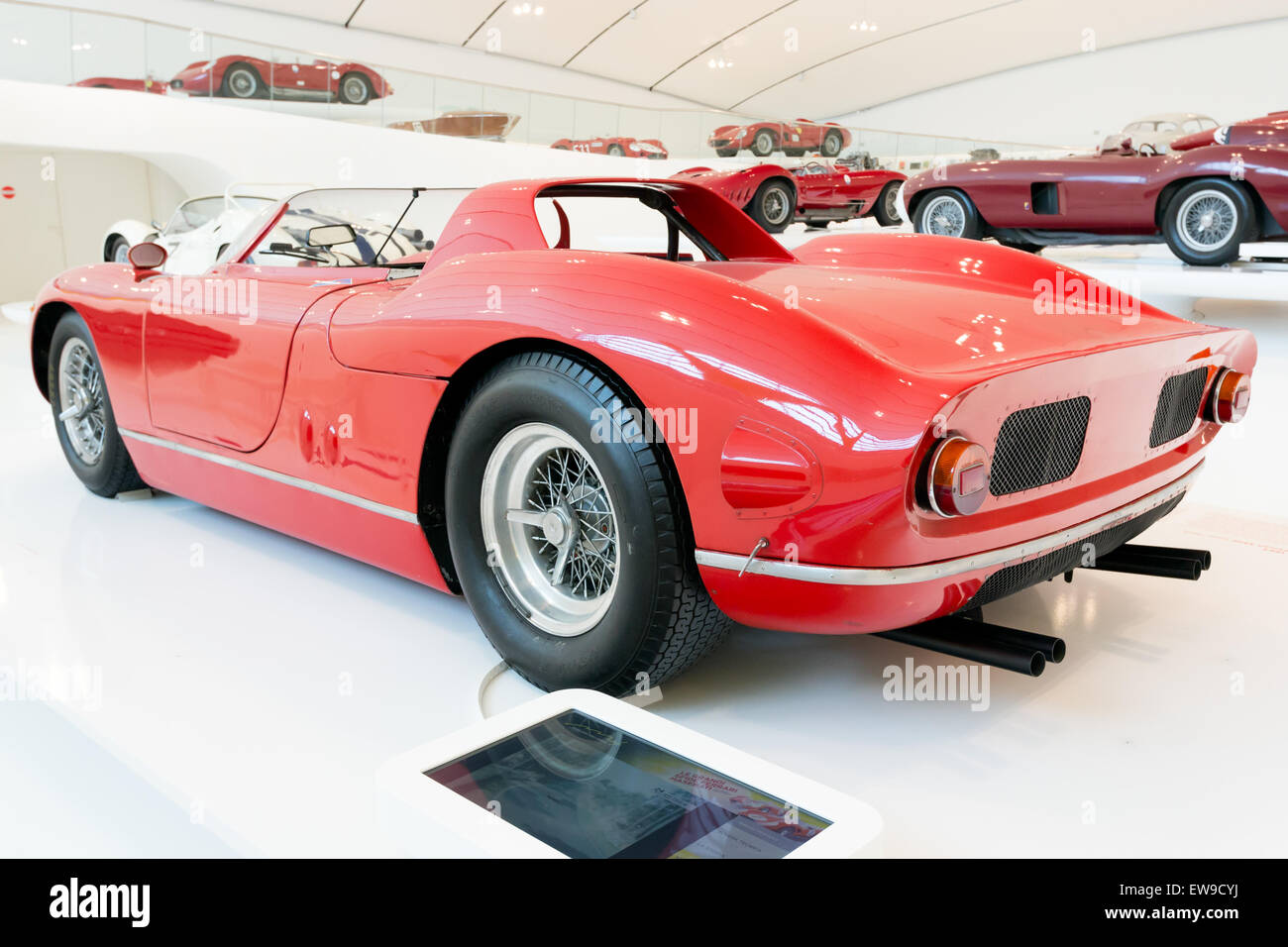Ferrari 330P hinten links Enzo Ferrari-Museum Stockfoto