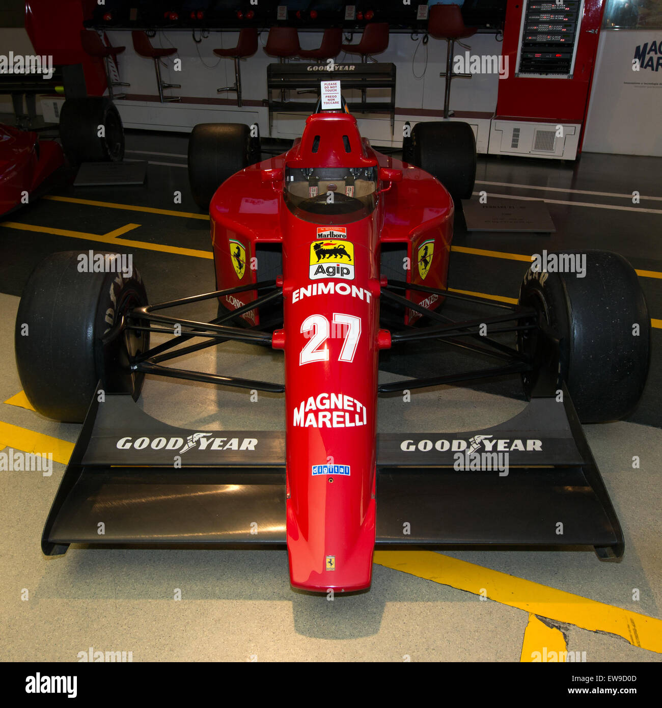Der *Ferrari 640*, der im *Museo Ferrari* ausgestellt wird, ist ein gefeierter Formel-1-Wagen, der für sein bahnbrechendes Design bekannt ist. Das Fahrzeug, das von legendären F1-Fahrern angetrieben wird, repräsentiert Ferraris Innovation in den Bereichen Aerodynamik, Technik und Renntechnologie in den späten 1980er Jahren Stockfoto