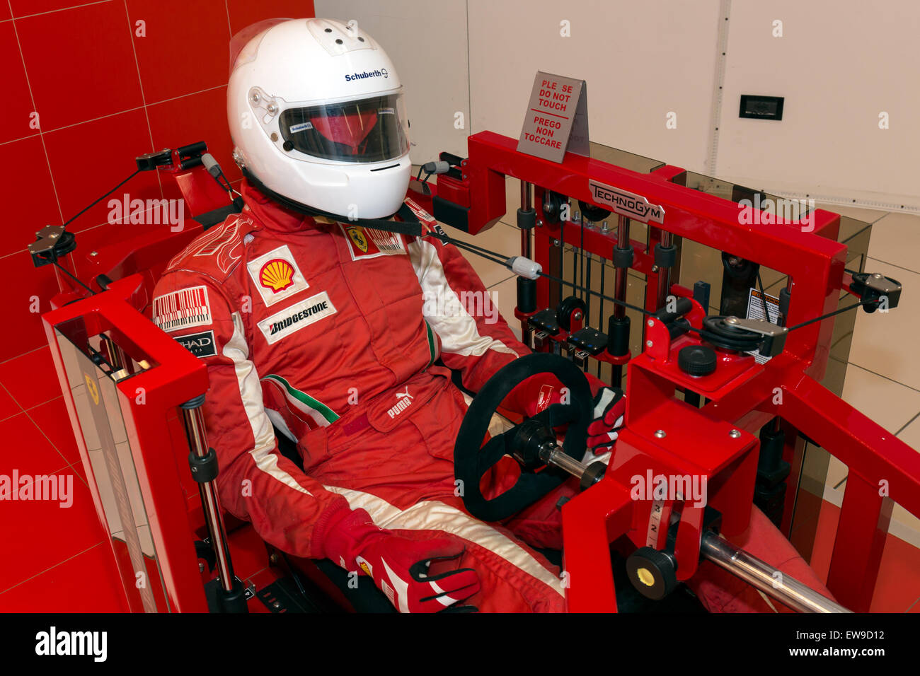 Das Ferrari Drivers Training Machine im Museo Ferrari bietet eine einzigartige Erfahrung der Simulation der Fahrbedingungen und Techniken, die von Ferrari-Fahrern verwendet werden. Diese Maschine zeigt die Technik und Technologie hinter Ferraris herausragender Fahrleistung. Stockfoto