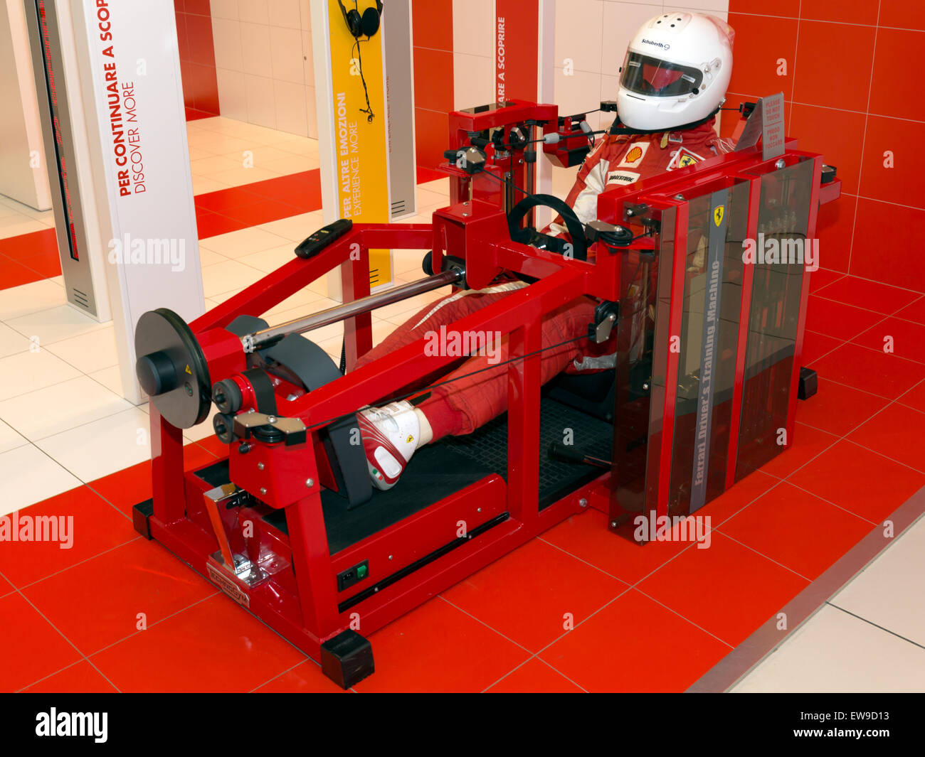 Museo Ferrari Ferrari Fahrer Trainingsmaschine vorne links Stockfoto