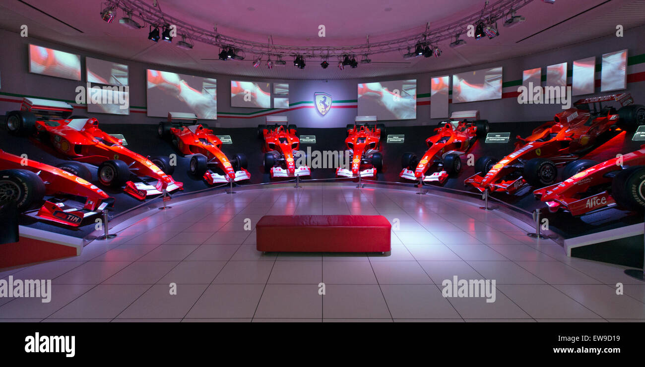Die Ausstellung der Ferrari F1-Meisterschaften im Museo Ferrari zeigt die legendären Fahrzeuge, die Ferrari in Formel-1-Rennen zum Sieg geführt haben. Auf dem Display stehen Modelle, die den Höhepunkt der Motorsporttechnik und die Renntradition von Ferrari repräsentieren. Stockfoto