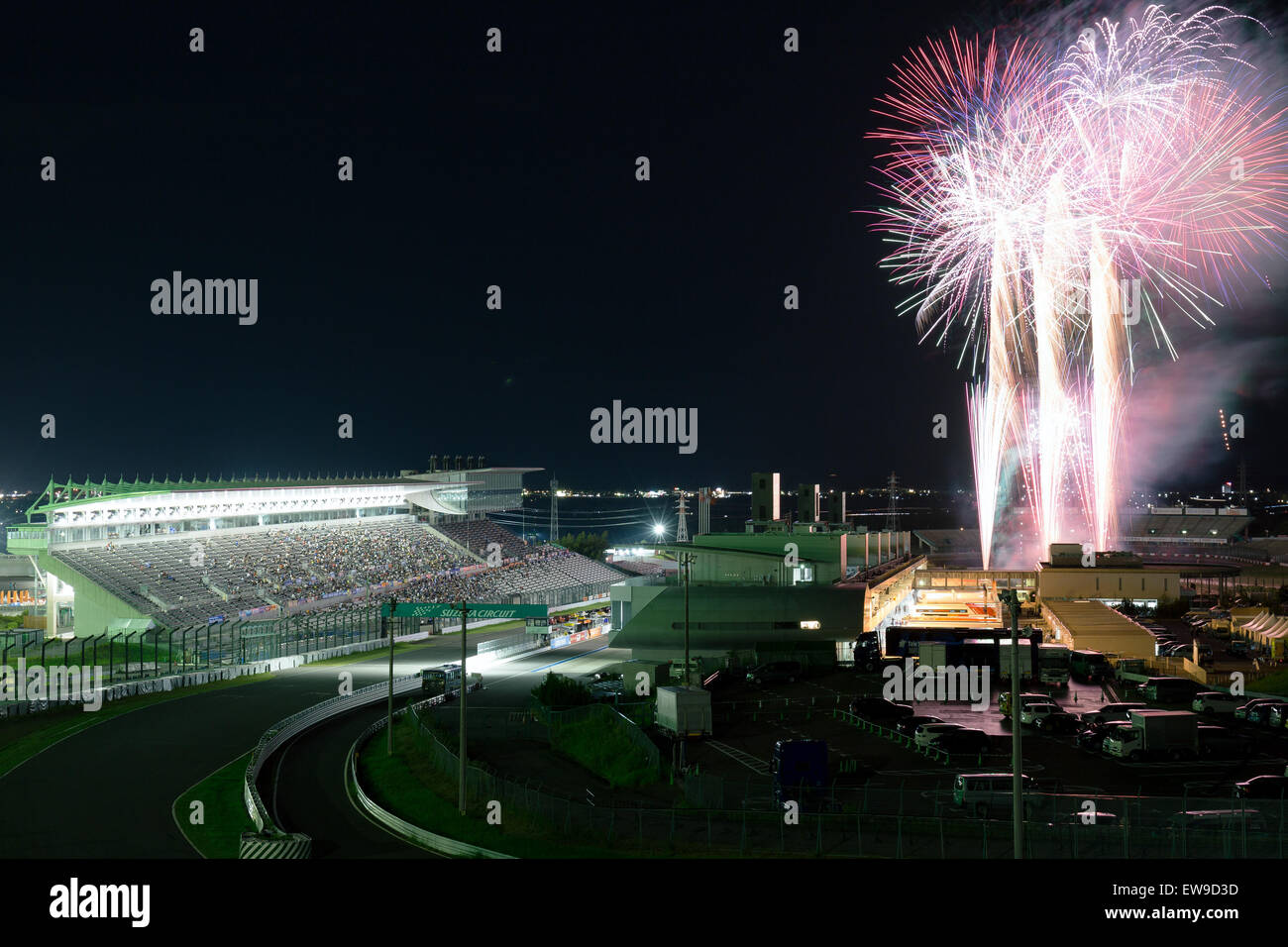 Das Super GT Suzuka Event 2014 bot ein aufregendes Feuerwerk am Samstagabend. Diese spektakuläre Show war ein Höhepunkt des Rennwochenendes und feierte die aufregende Atmosphäre des Sports und die leidenschaftliche Fangemeinde des Super GT in Japan. Das Feuerwerk erleuchtete den Nachthimmel und ergänzte die Hochgeschwindigkeitsrennen auf der Strecke. Stockfoto