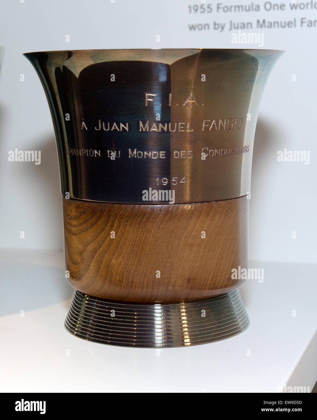 Der Formel-1-WM-Cup 1954, den Juan Manuel Fangio gewann, ist im Mercedes-Benz Museum untergebracht. Diese legendäre Trophäe symbolisiert Fangios Dominanz im Motorsport in den 1950er Jahren und seinen Einfluss auf die Geschichte der Formel 1. Stockfoto