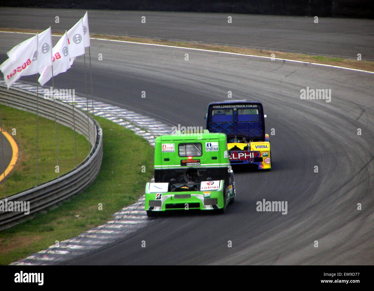 Beim Formel-Truck-Rennen 2006 in Interlagos gab es einen aufregenden Showdown zwischen Ford und Scania Trucks, der die Kraft und Präzision dieser riesigen Rennmaschinen demonstrierte. Die Veranstaltung zog Motorsportbegeisterte an, die die Trucks auf einer der berühmtesten Rennstrecken Brasiliens anschauten. Bei diesem Rennen wurde die Leistung und Haltbarkeit beider Hersteller in einem Wettkampf mit hohem Stellenwert hervorgehoben. Stockfoto