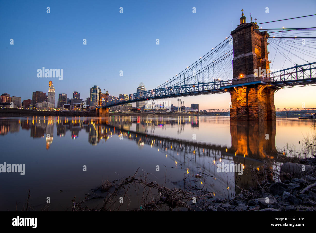 Dawn Blick auf Roebling Hängebrücke überquert den Fluss Ohio nach Cincinnati Stockfoto