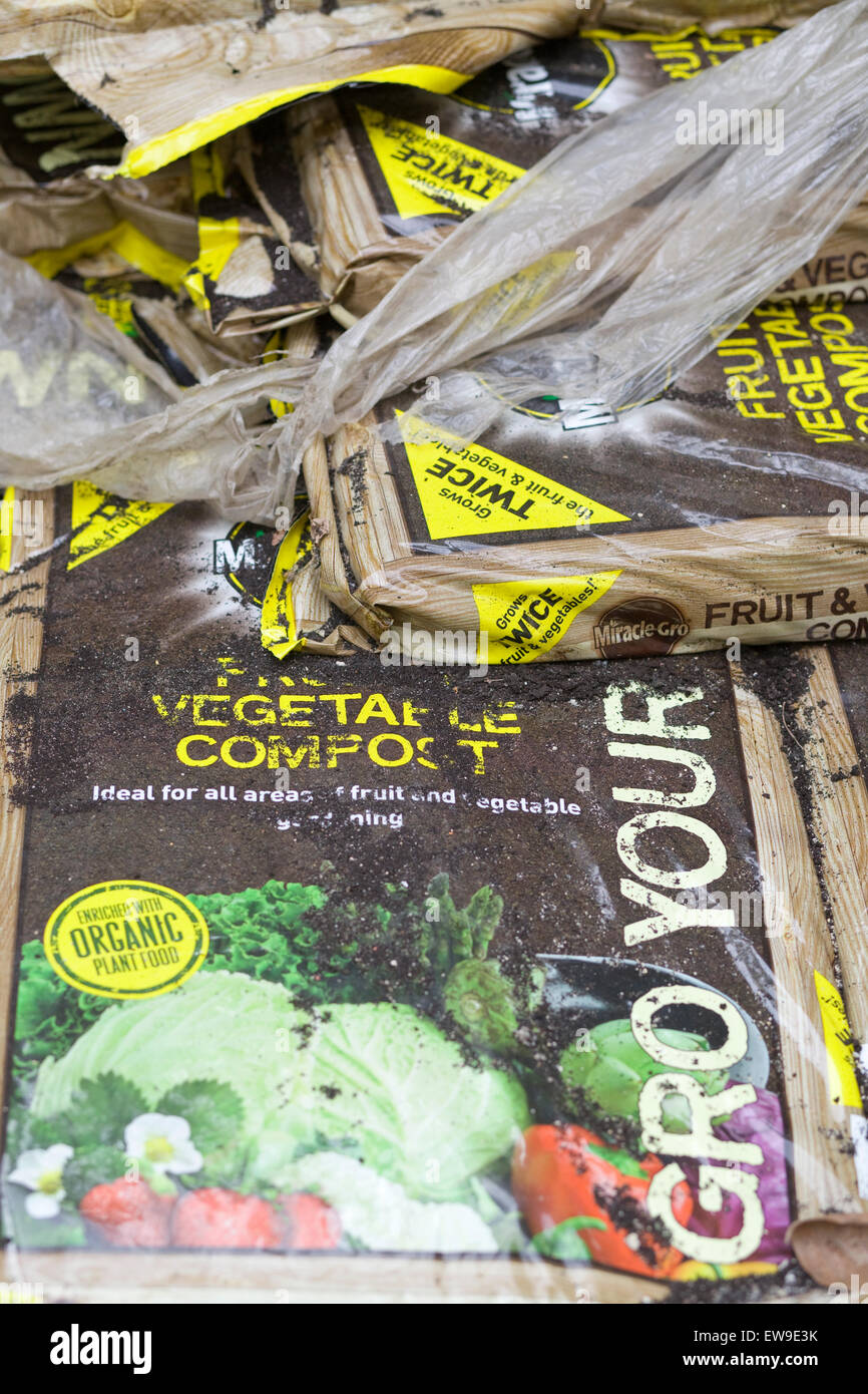 Gestapelte Säcke mit pflanzlichen Blumenerde Kompost Stockfoto