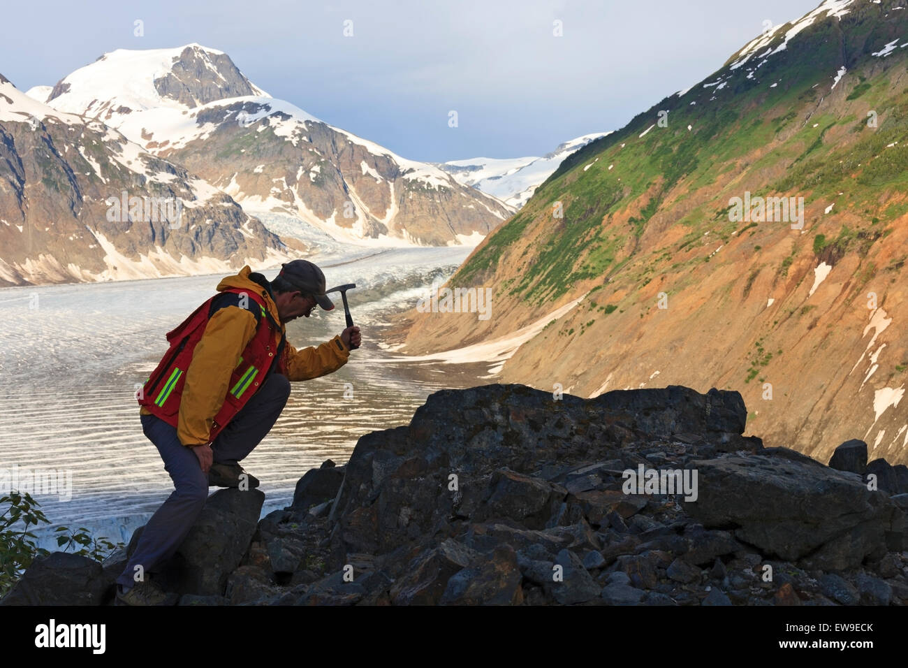 Geologen erkunden für Mineralien, Lachs Gletschergebiet, Stewart, Britisch-Kolumbien Stockfoto