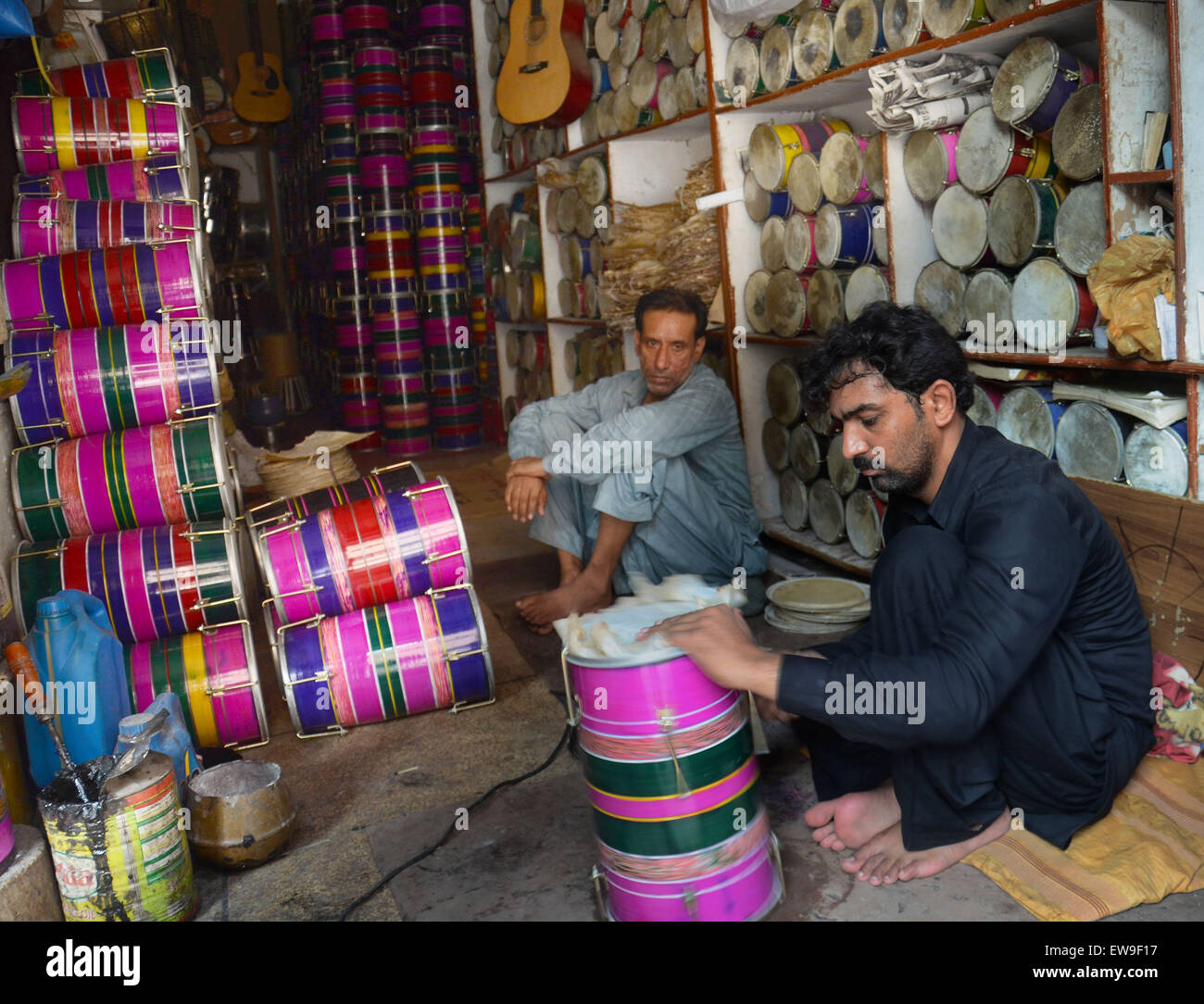 Lahore, Pakistan. 20. Juni 2015. Pakistanische Handwerker Überprüfung schlagen Schaluppen Sound und Effekte von Musikinstrument vor auf Anzeige für den Verkauf an seinem Arbeitsplatz am Vorabend des World Music Day in Lahore.World Music Day am 21 Juni weltweit gefeiert wird, ist eine breite Weltmusikfestival, die rund um die Sommersonnenwende stattfindet. Bildnachweis: Rana Sajid Hussain/Pacific Press/Alamy Live-Nachrichten Stockfoto