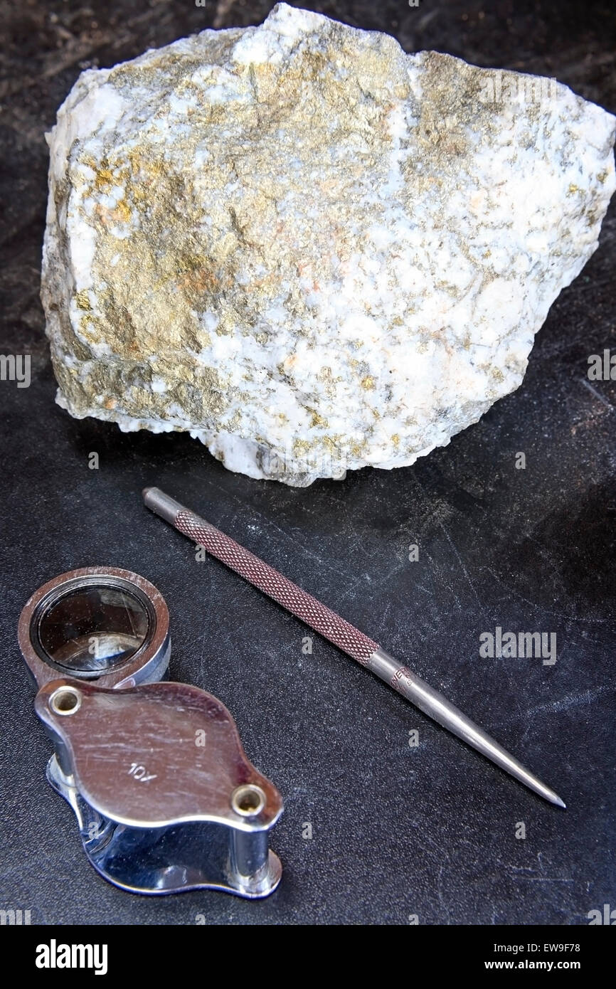 Mining Exploration Konzept mit mineralischen Erz und Lupe Stockfoto
