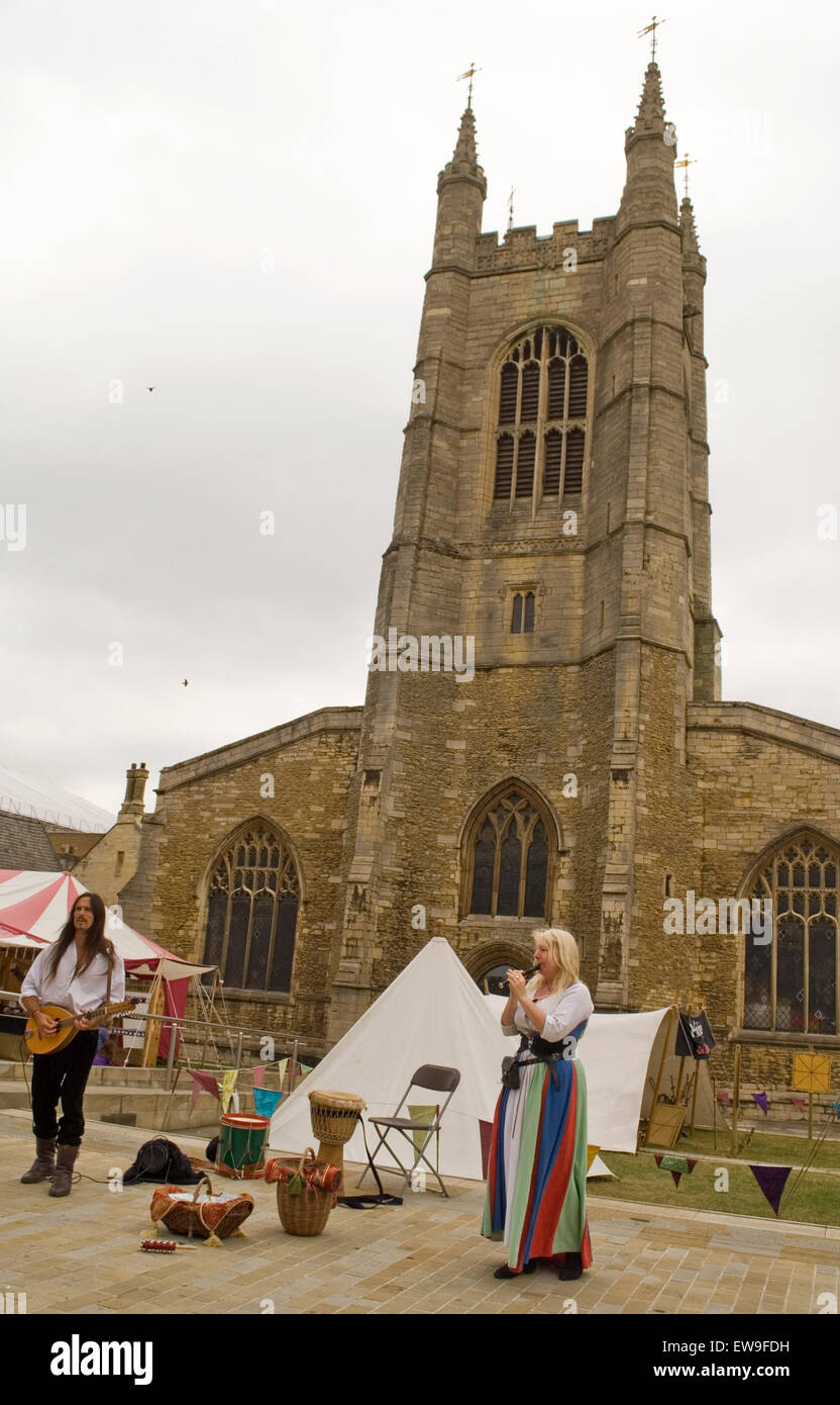 Peterborough 20. Juni 2015: Über 300 kostümierten Reenactor vom ganzen Land verwandelt das Gelände der Kathedrale eine historische Spektakel, in Kostümen von Ritter zu Pferd, groß Krieg und der zweite Weltkrieg Flieger. Bildnachweis: Clifford Norton/Alamy Live-Nachrichten Stockfoto