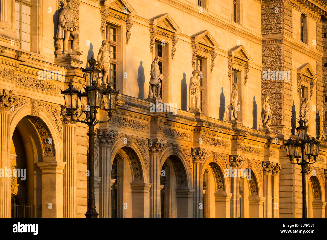 Sonnenuntergang auf Statuen entlang der Außenwand des Musée du Louvre, Paris, Frankreich Stockfoto