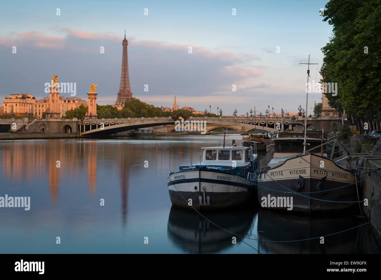Morgendämmerung über Flussschiffen, Pont Alexandre III, Eiffelturm und Seine, Paris, Frankreich Stockfoto