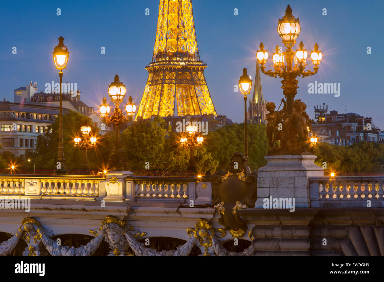 Dämmerung über Lichter der Pont Alexandre III mit Eiffelturm über Paris, Ile de France, Frankreich Stockfoto