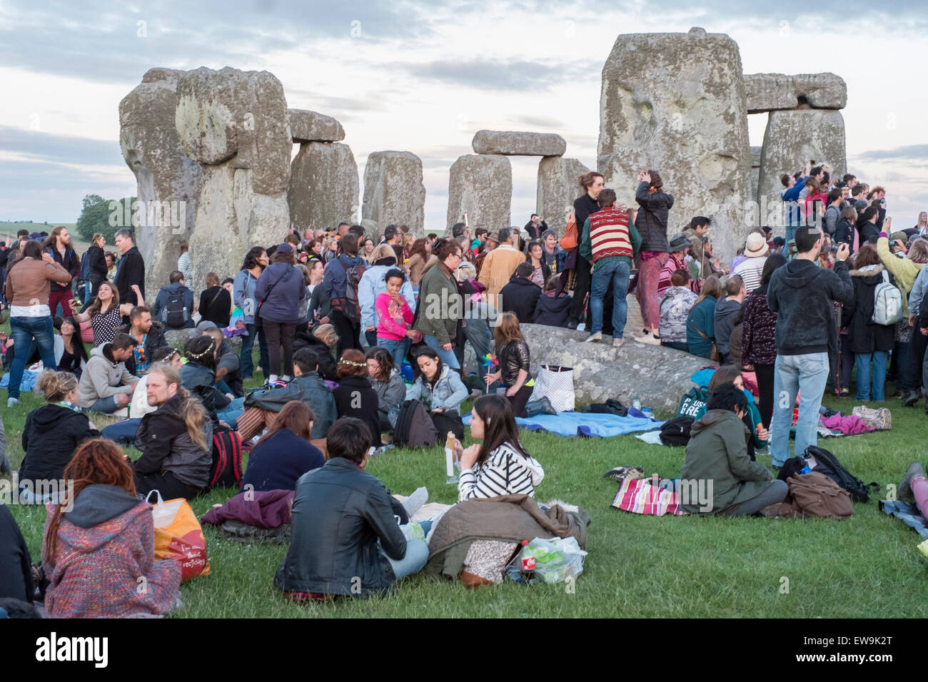 Stonehenge 20. Juni 2015 Gefühl der Energie der Steine von Stonehenge zur Sommersonnenwende Credit: Paul Chambers/Alamy Live News Stockfoto