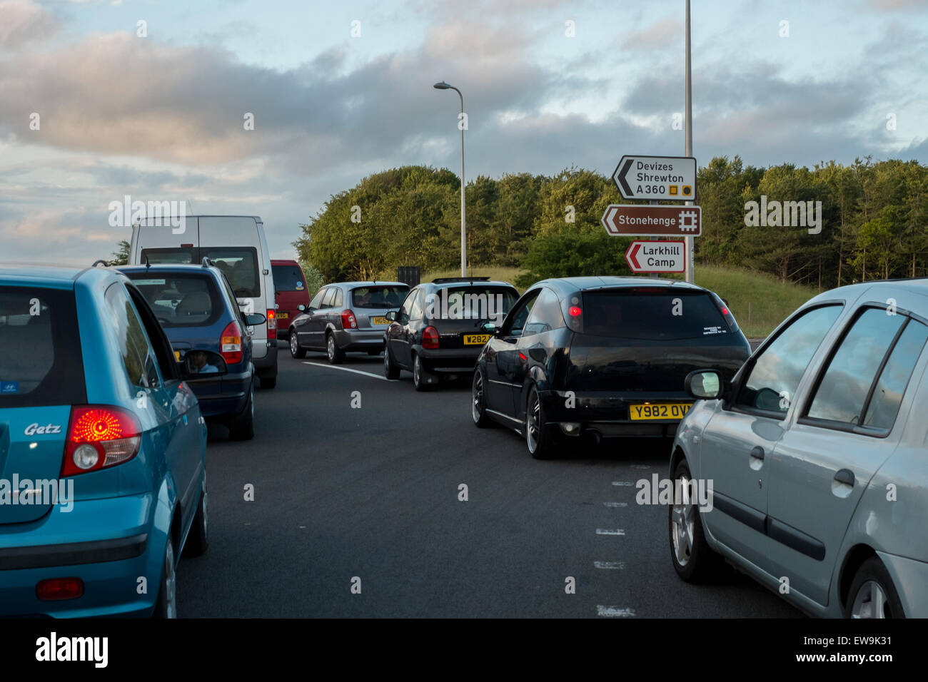 Stonehenge 20. Juni 2015 Gefühl der Energie der Steine von Stonehenge zur Sommersonnenwende Credit: Paul Chambers/Alamy Live News Stockfoto