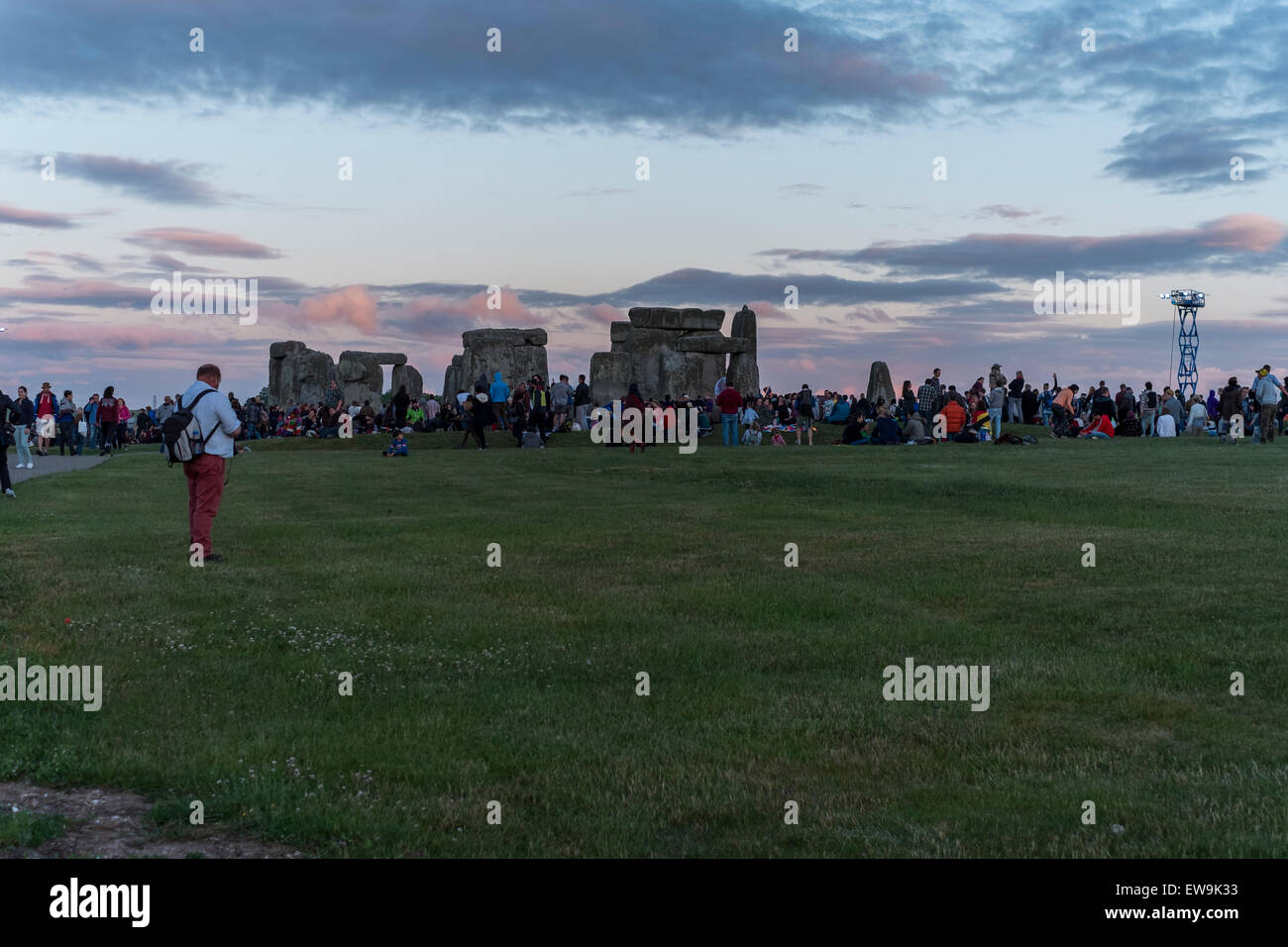 Stonehenge 20. Juni 2015 Gefühl der Energie der Steine von Stonehenge zur Sommersonnenwende Credit: Paul Chambers/Alamy Live News Stockfoto