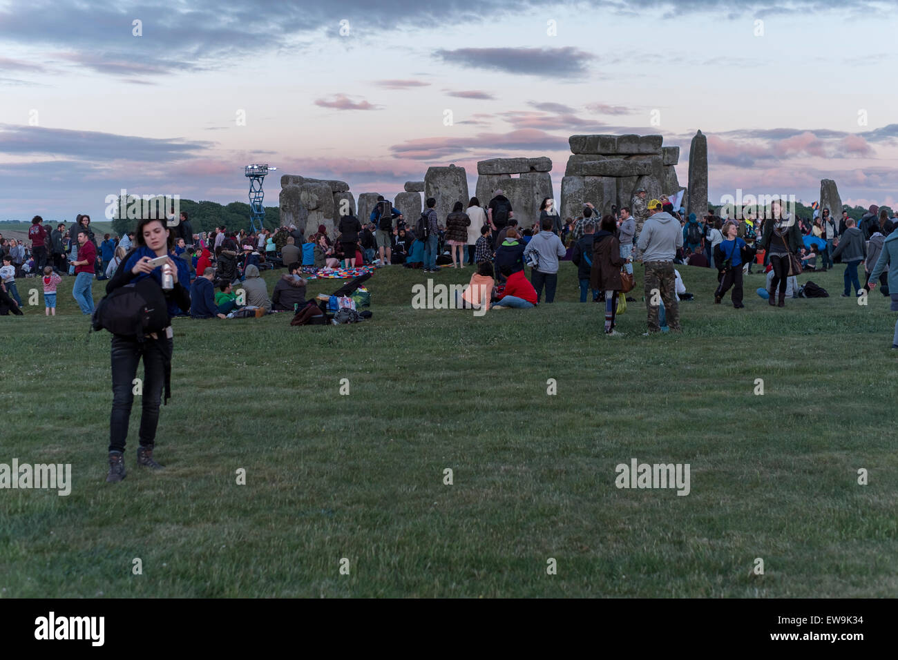 Stonehenge 20. Juni 2015 Gefühl der Energie der Steine von Stonehenge zur Sommersonnenwende Credit: Paul Chambers/Alamy Live News Stockfoto