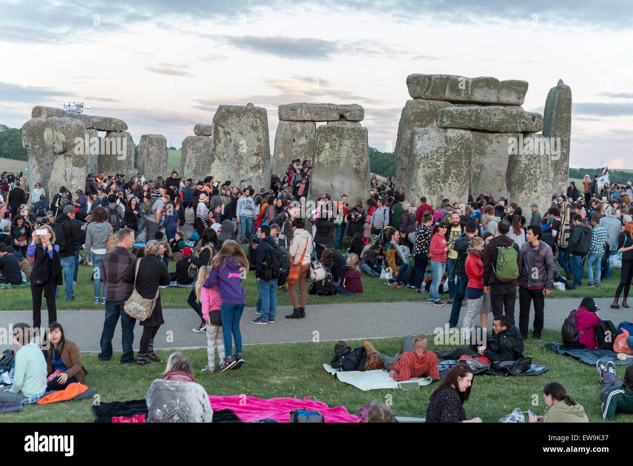 Stonehenge 20. Juni 2015 Gefühl der Energie der Steine von Stonehenge zur Sommersonnenwende Credit: Paul Chambers/Alamy Live News Stockfoto