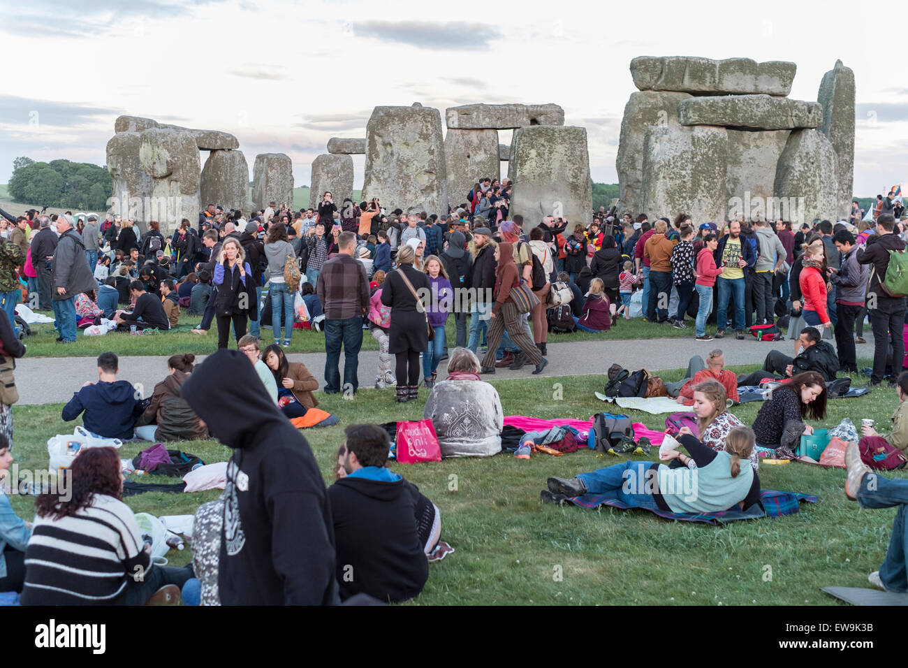 Stonehenge 20. Juni 2015 Gefühl der Energie der Steine von Stonehenge zur Sommersonnenwende Credit: Paul Chambers/Alamy Live News Stockfoto