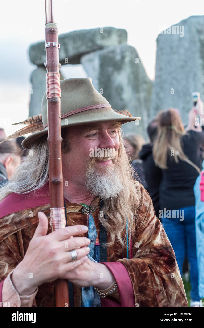 Stonehenge 20. Juni 2015 Gefühl der Energie der Steine von Stonehenge zur Sommersonnenwende Credit: Paul Chambers/Alamy Live News Stockfoto