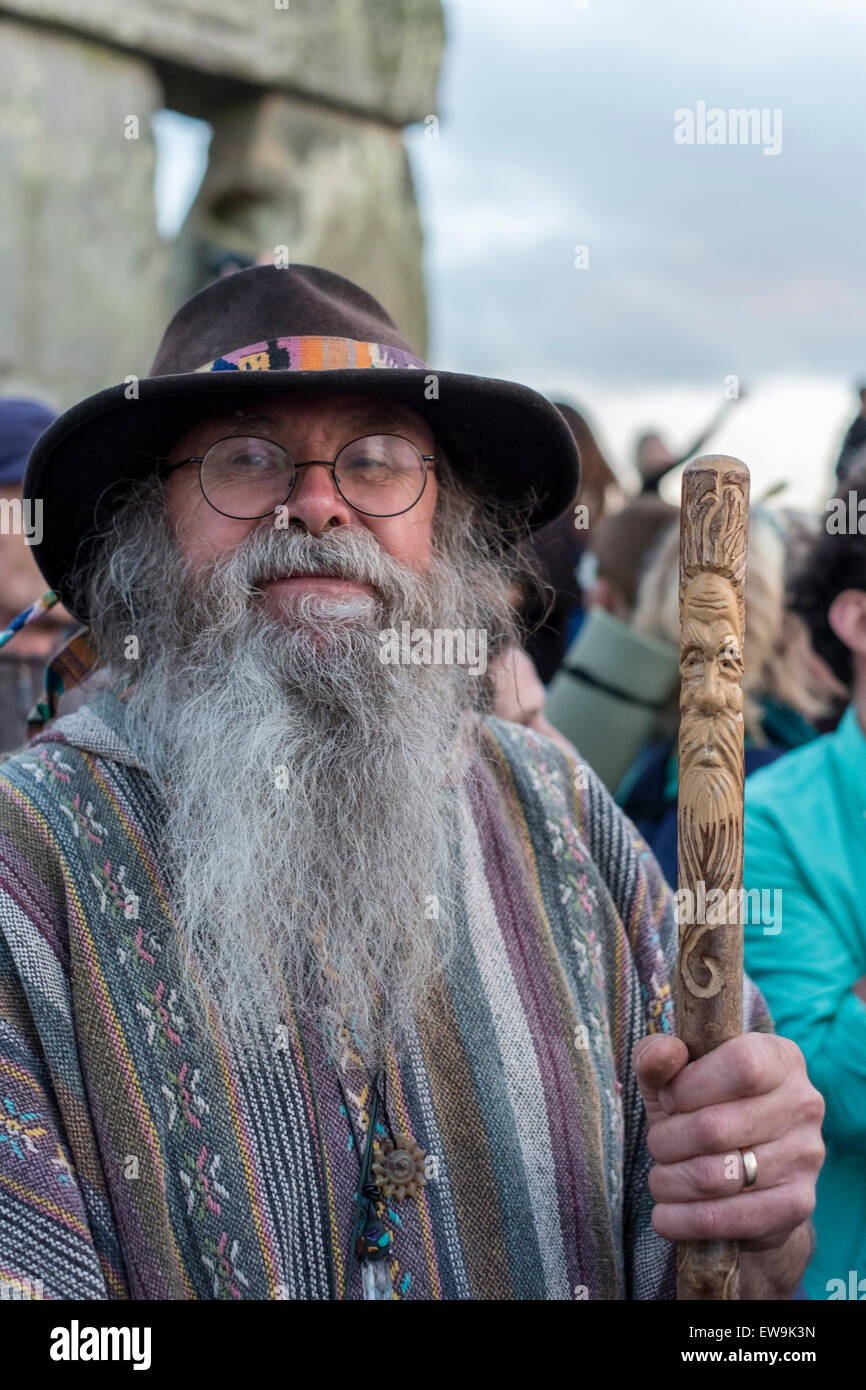 Stonehenge 20. Juni 2015 Gefühl der Energie der Steine von Stonehenge zur Sommersonnenwende Credit: Paul Chambers/Alamy Live News Stockfoto