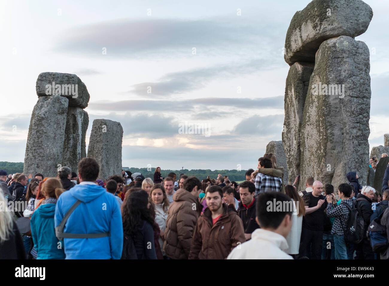 Stonehenge 20. Juni 2015 Gefühl der Energie der Steine von Stonehenge zur Sommersonnenwende Credit: Paul Chambers/Alamy Live News Stockfoto