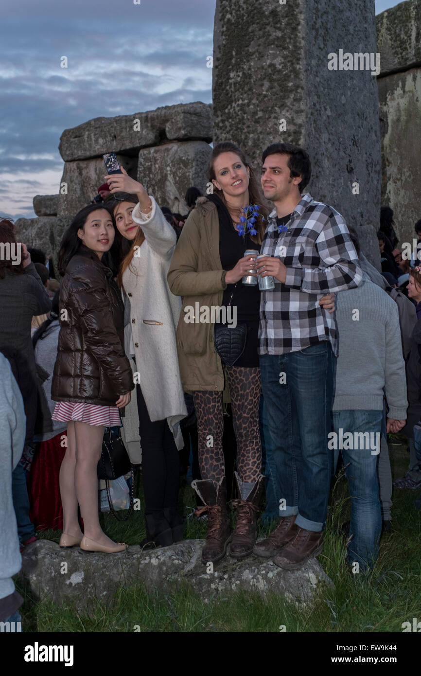 Stonehenge 20. Juni 2015 Gefühl der Energie der Steine von Stonehenge zur Sommersonnenwende Credit: Paul Chambers/Alamy Live News Stockfoto