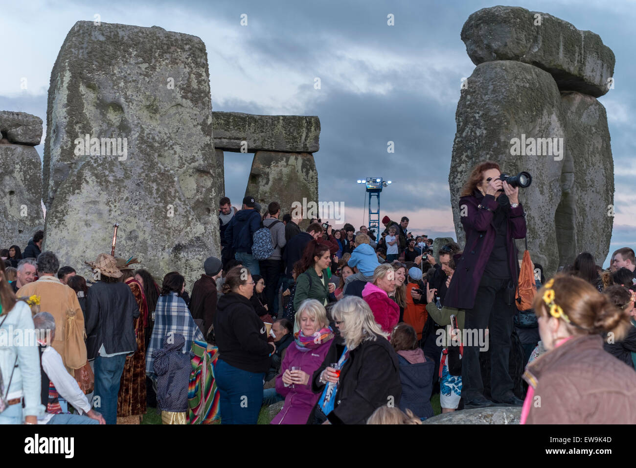Stonehenge 20. Juni 2015 Gefühl der Energie der Steine von Stonehenge zur Sommersonnenwende Credit: Paul Chambers/Alamy Live News Stockfoto