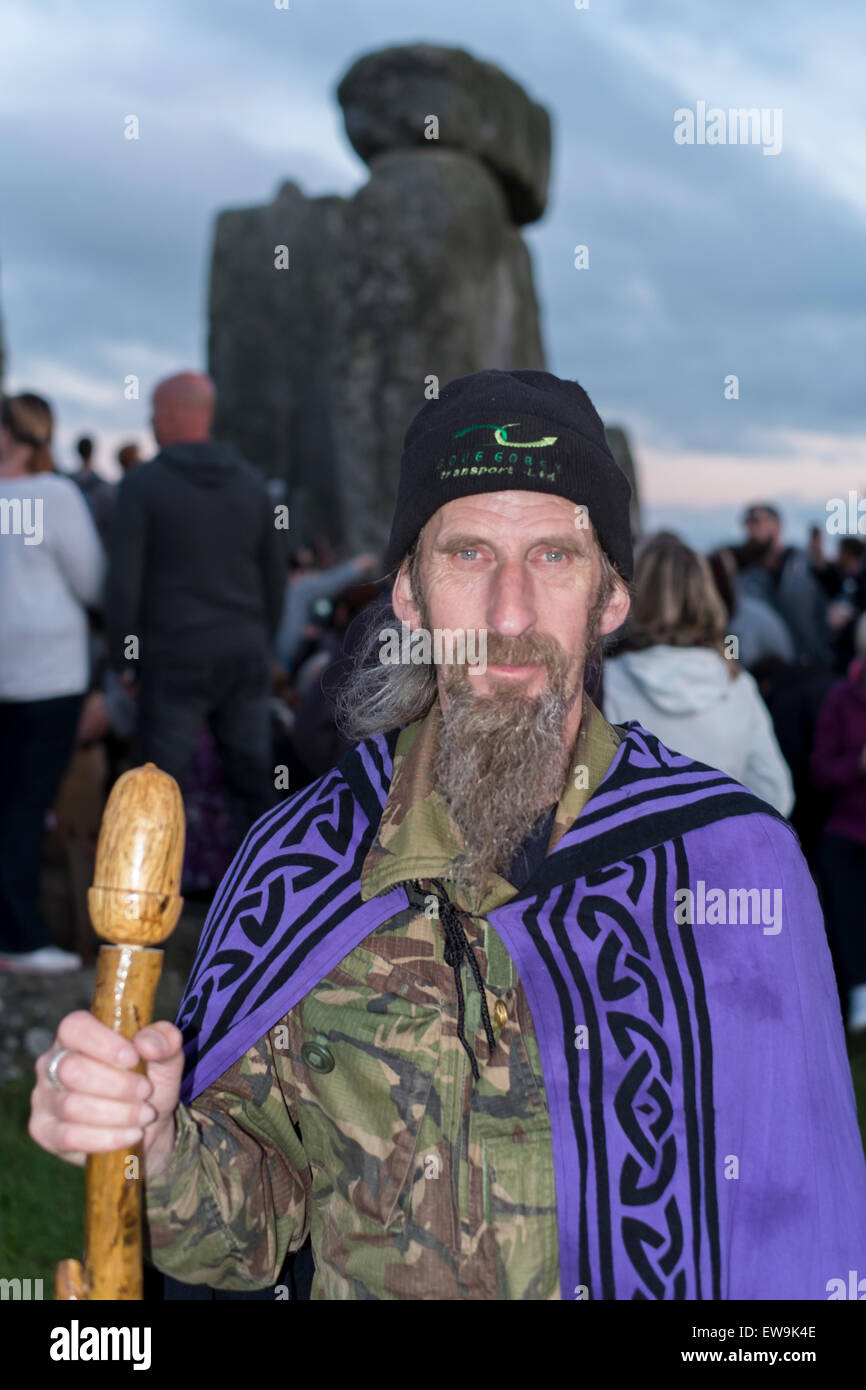 Stonehenge 20. Juni 2015 Gefühl der Energie der Steine von Stonehenge zur Sommersonnenwende Credit: Paul Chambers/Alamy Live News Stockfoto