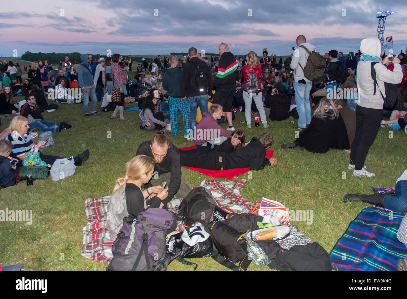 Stonehenge 20. Juni 2015 Gefühl der Energie der Steine von Stonehenge zur Sommersonnenwende Credit: Paul Chambers/Alamy Live News Stockfoto