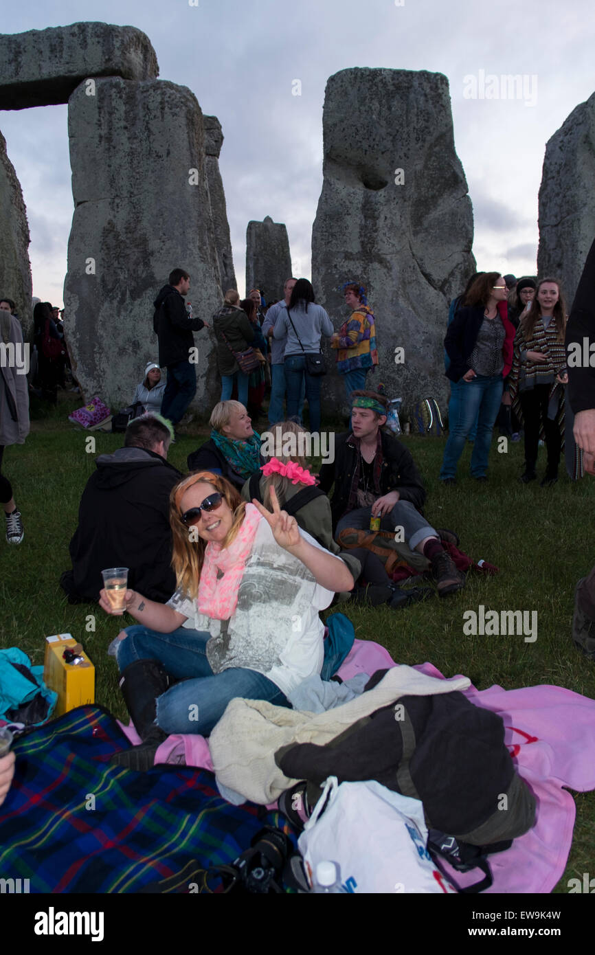 Stonehenge 20. Juni 2015 Gefühl der Energie der Steine von Stonehenge zur Sommersonnenwende Credit: Paul Chambers/Alamy Live News Stockfoto