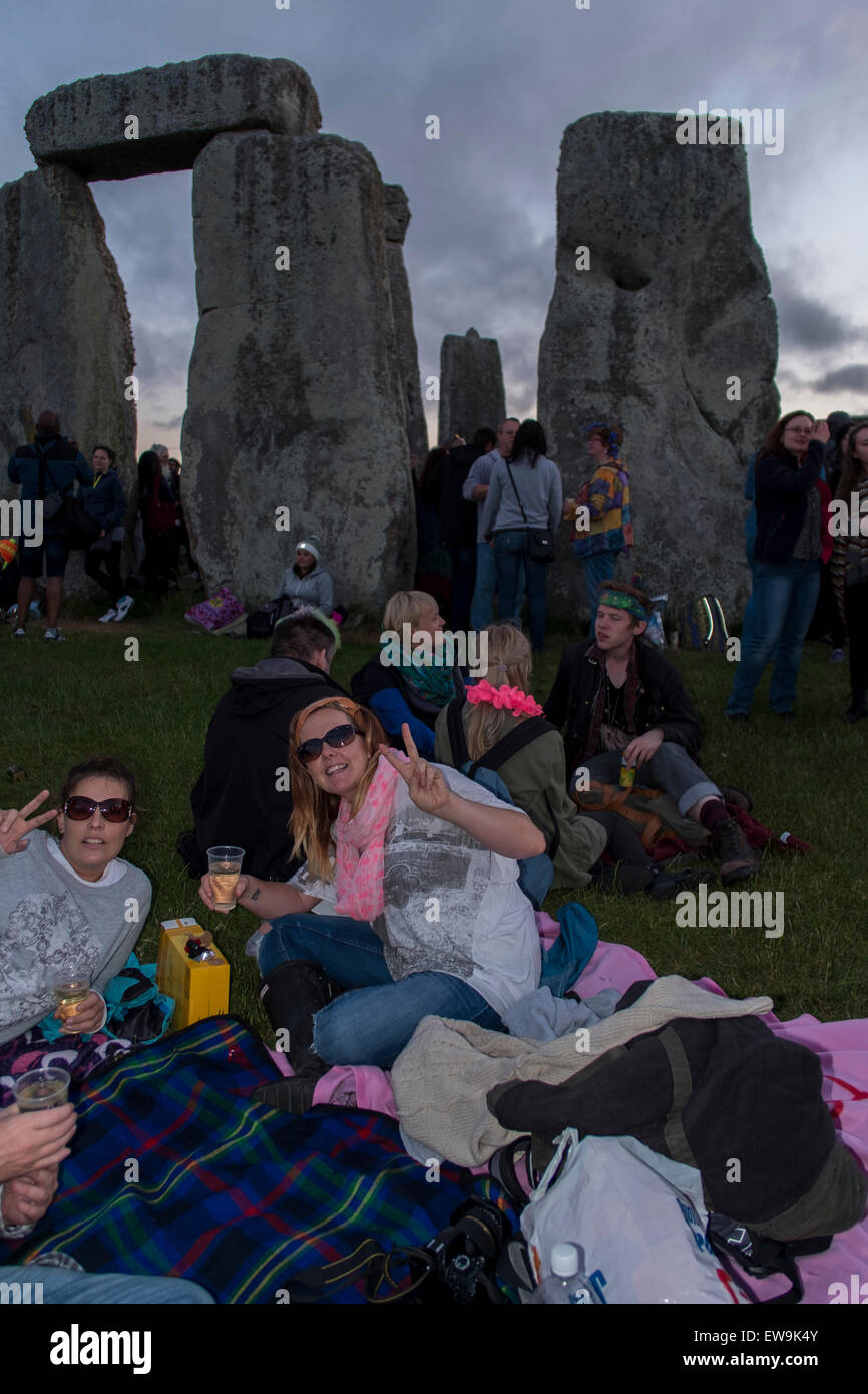 Stonehenge 20. Juni 2015 Gefühl der Energie der Steine von Stonehenge zur Sommersonnenwende Credit: Paul Chambers/Alamy Live News Stockfoto