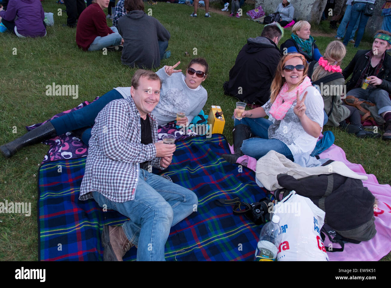 Stonehenge 20. Juni 2015 Gefühl der Energie der Steine von Stonehenge zur Sommersonnenwende Credit: Paul Chambers/Alamy Live News Stockfoto