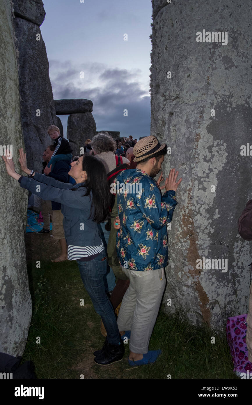 Stonehenge 20. Juni 2015 Gefühl der Energie der Steine von Stonehenge zur Sommersonnenwende Credit: Paul Chambers/Alamy Live News Stockfoto