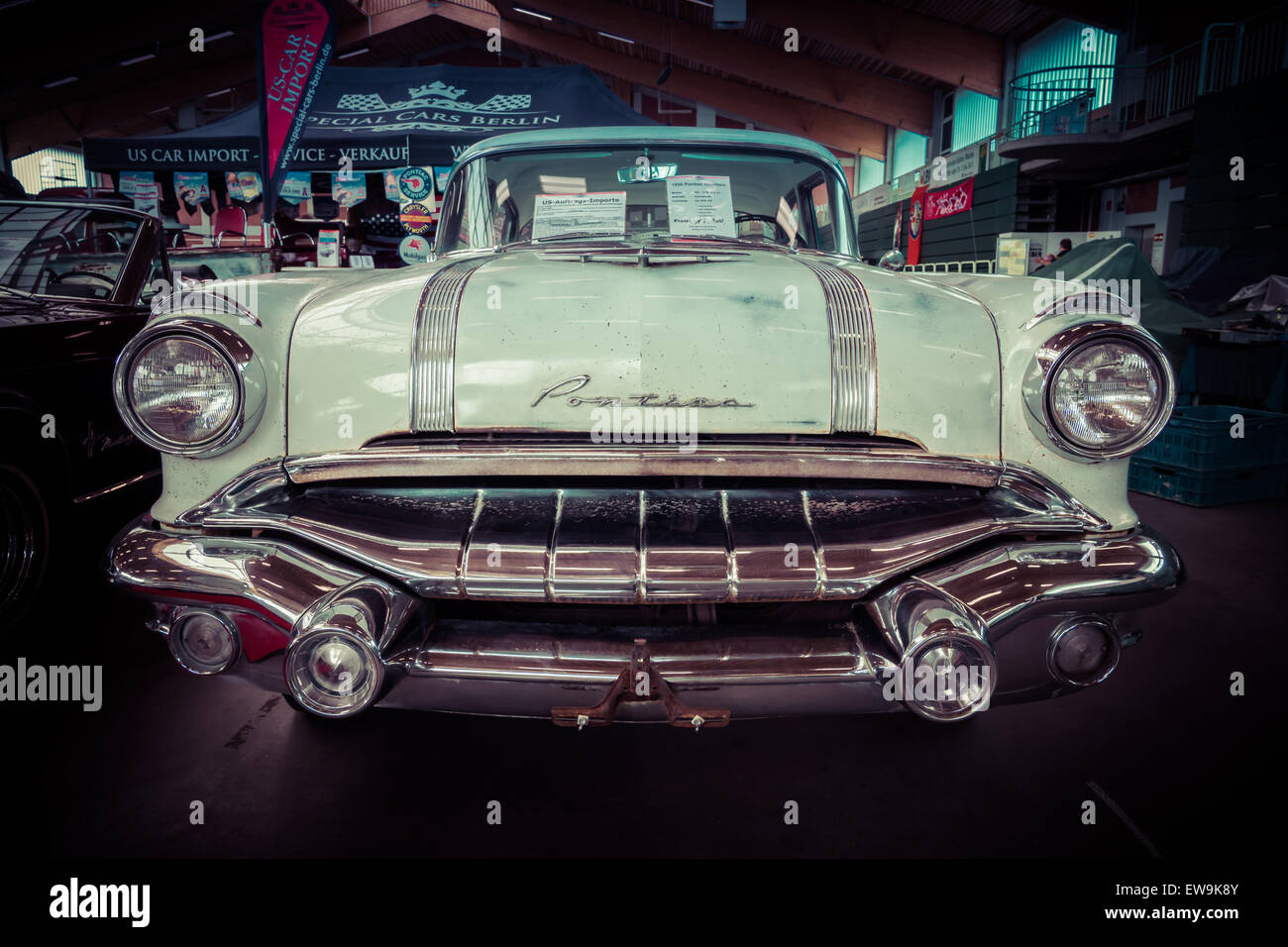 Full-Size-Auto Pontiac Chieftain, 1956. Stilisierung. Vintage Tonen. Die Oldtimer-Show im MAFZ. Stockfoto