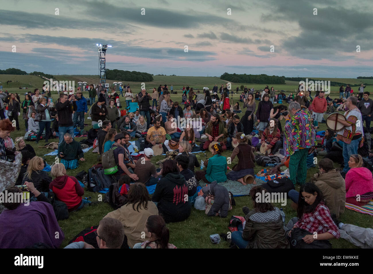 Stonehenge 20. Juni 2015 Gefühl der Energie der Steine von Stonehenge zur Sommersonnenwende Credit: Paul Chambers/Alamy Live News Stockfoto