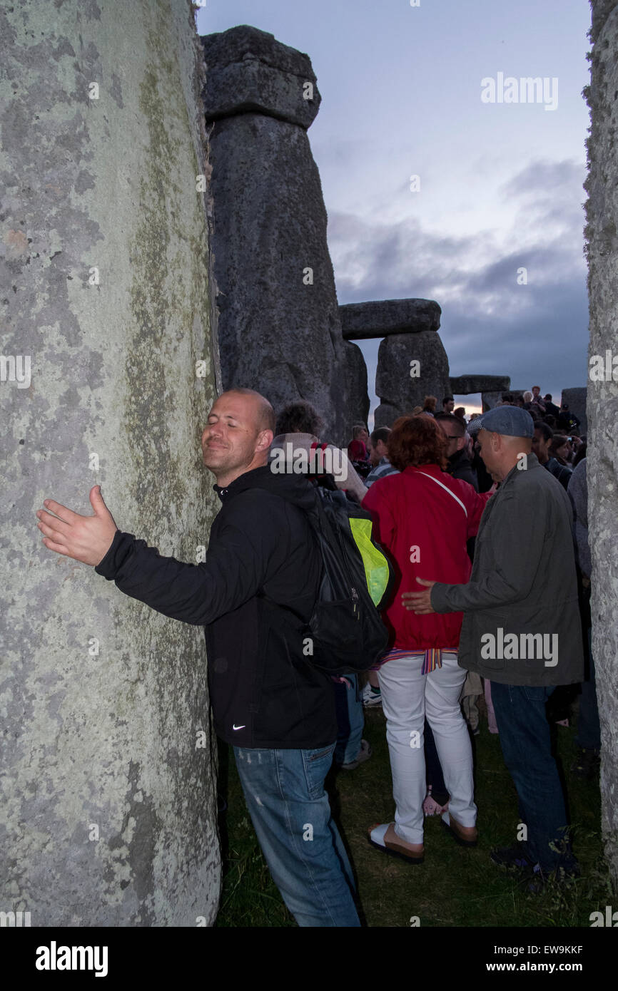 Stonehenge 20. Juni 2015 Gefühl der Energie der Steine von Stonehenge zur Sommersonnenwende Credit: Paul Chambers/Alamy Live News Stockfoto