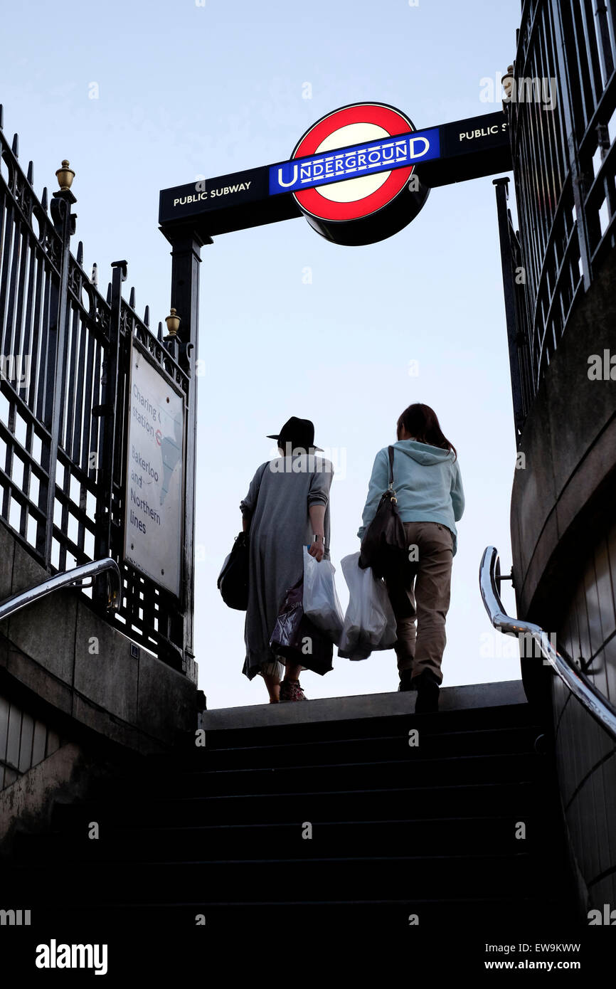 Eine Rückansicht von zwei Frauen zu Charring Cross Bahnhof, London Stockfoto